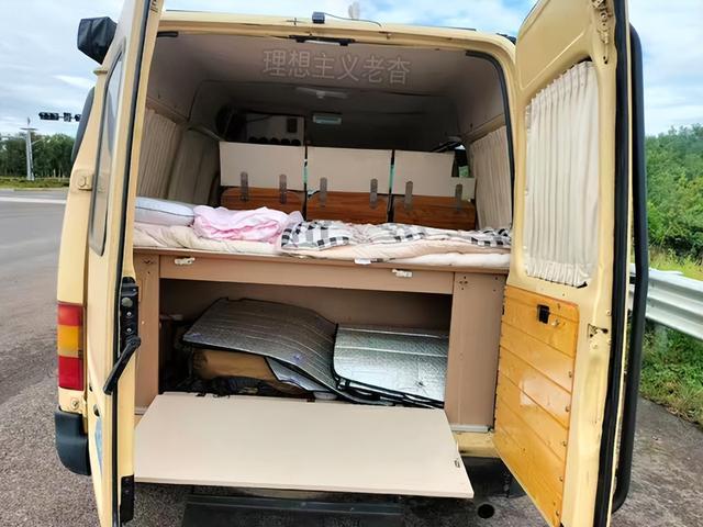 全顺改装床车旅行宿营车自驾游更实用AG真人网页车顶铺设太阳能软板福特(图2) 全顺改装床车旅行宿营车自驾游更实用AG真人网页车顶铺设太阳能软板福特(图2)