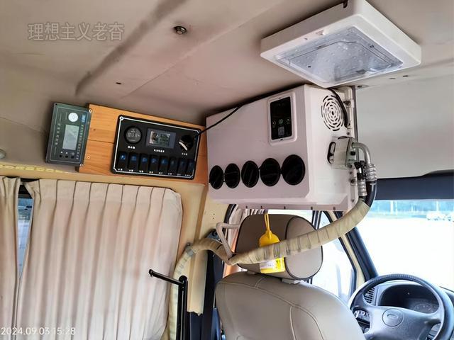 全顺改装床车旅行宿营车自驾游更实用AG真人网页车顶铺设太阳能软板福特(图3) 全顺改装床车旅行宿营车自驾游更实用AG真人网页车顶铺设太阳能软板福特(图3)