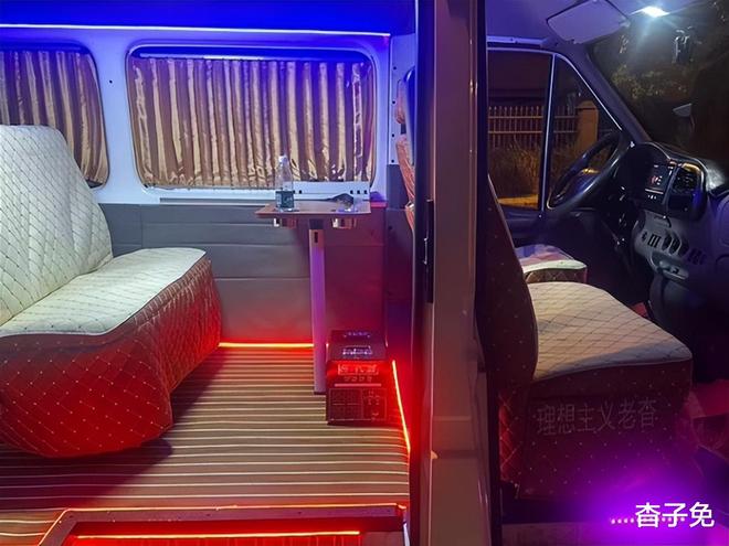 改装床车旅行来一场说走就走的自驾游AG真人直营露营在水草边福特全顺(图3) 改装床车旅行来一场说走就走的自驾游AG真人直营露营在水草边福特全顺(图3)