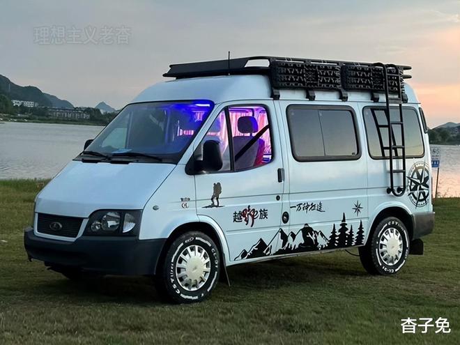 改装床车旅行来一场说走就走的自驾游AG真人直营露营在水草边福特全顺(图4) 改装床车旅行来一场说走就走的自驾游AG真人直营露营在水草边福特全顺(图4)