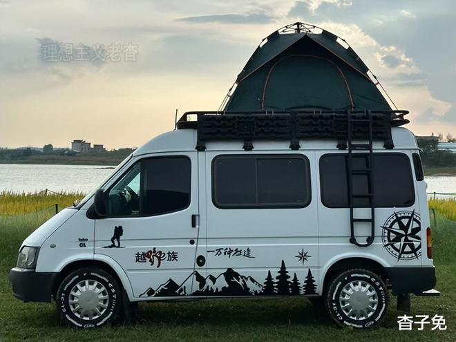 改装床车旅行来一场说走就走的自驾游AG真人直营露营在水草边福特全顺(图2) 改装床车旅行来一场说走就走的自驾游AG真人直营露营在水草边福特全顺(图2)